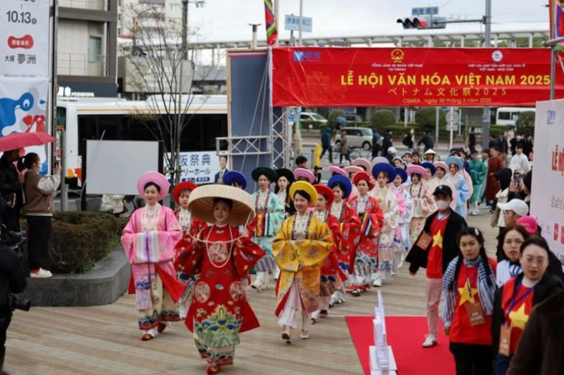 在2025年3月于日本大阪举行的越南文化节上，传统越南民族服饰——奥黛惊艳登场，成为一大亮点。
