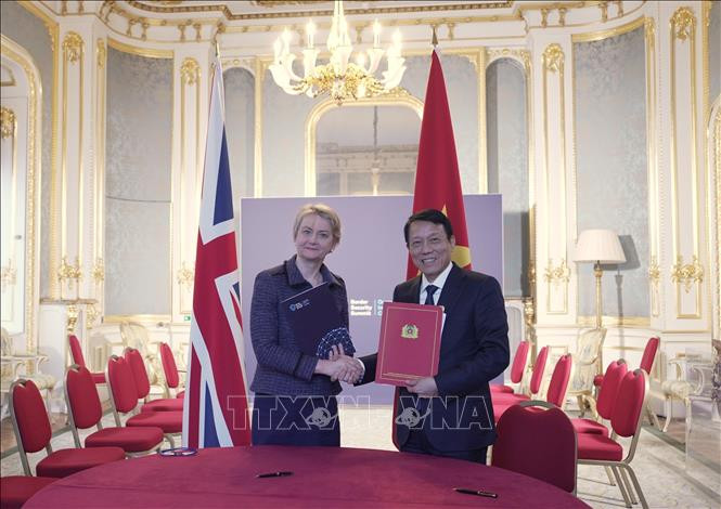 公安部部长梁三光大将与英国内政大臣伊薇特·库珀签署两部预防和打击人口贩卖行动计划。（图片来源：越通社）