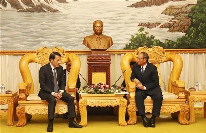 越共中央政治局委员、公安部长梁三光大将与老挝人民革命党中央政治局委员、政府副总理、公安部部长维莱·拉坎丰举行会晤。（图片来源：越通社）
