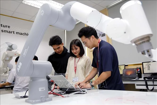胡志明市工业大学学生在机器人实验室学习和研究。（图片来源：越通社）