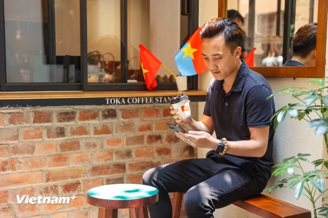 河内年轻人兴致勃勃地在'爱国咖啡馆'打卡 ảnh 1