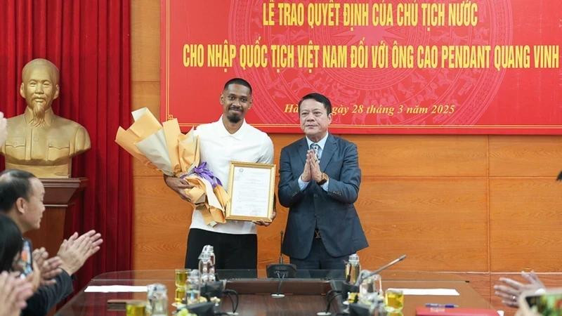 河内市司法局代表向球员Cao Pendant光荣颁发加入越南国籍的决定书。（潘石 摄）