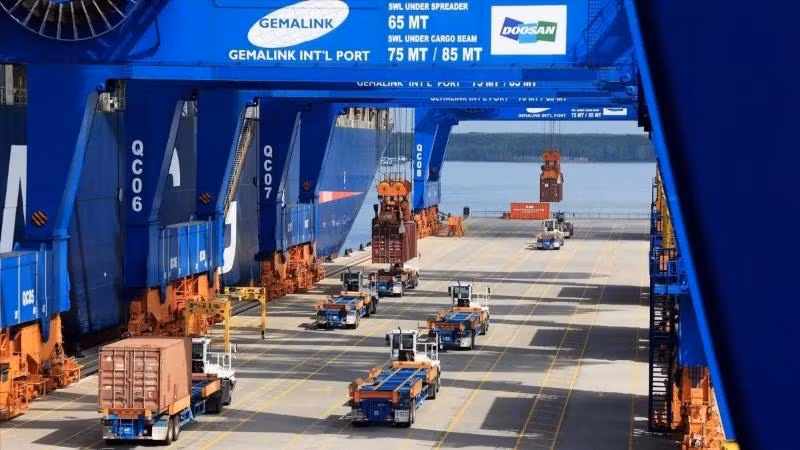 进出口货物牵引车在吉麻国际港运行。（图片来源：越通社）