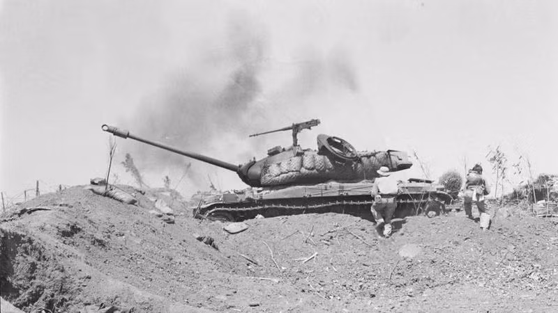 解放军缴获大量敌军坦克。（图片来源：越通社）
