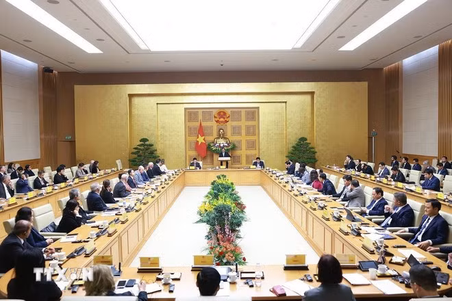 越南政府总理范明正与胡德福副总理、阮志勇副总理共同主持与美国企业的座谈会。（图片来源：越通社）