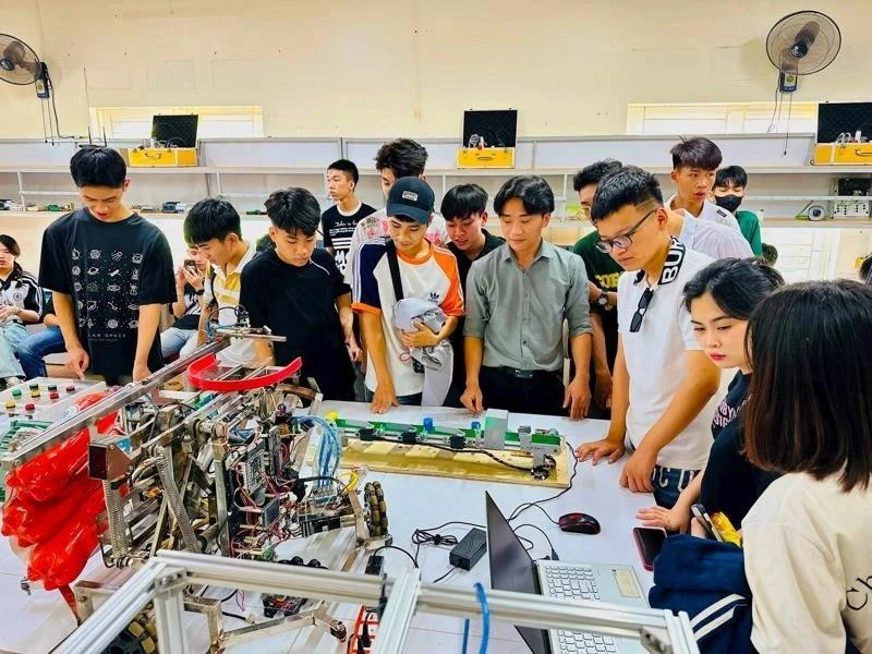 越南为科学、技术、工程和数学（STEM）等领域培养高素质、高技能的人力资源队伍。（图片来源：越通社）
