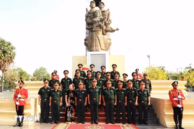 第七军区工作代表团在柬越友谊纪念碑前合影。（图片来源：越通社）