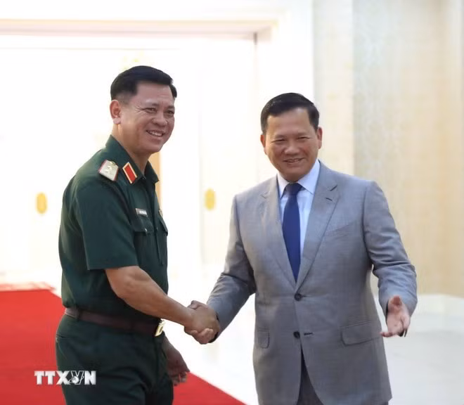 阮长胜中将（左）与柬埔寨首相洪玛奈。（图片来源：越通社）