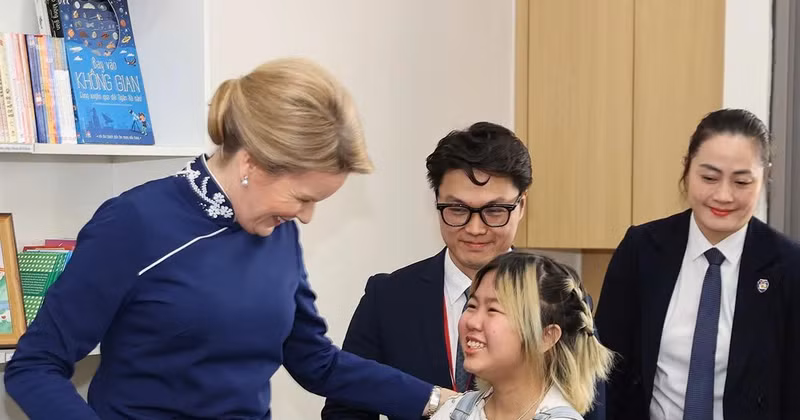 比利时王后玛蒂尔德与正在越南中央儿童医院接受治疗的儿童患者交流。（图片来源：越通社）