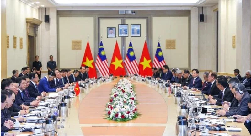 越南政府总理范明正与马来马来西亚总理安瓦尔·易卜拉欣举行会谈。（图片来源：VGP）