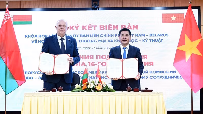 越南工贸部部长阮鸿延与白俄罗斯副总理阿纳托利·西瓦克签署会议纪要。