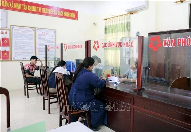 越南政府签发关于行政单位调整和建立两级地方政府组织模式实施计划的第74号决议。（图片来源：越通社）