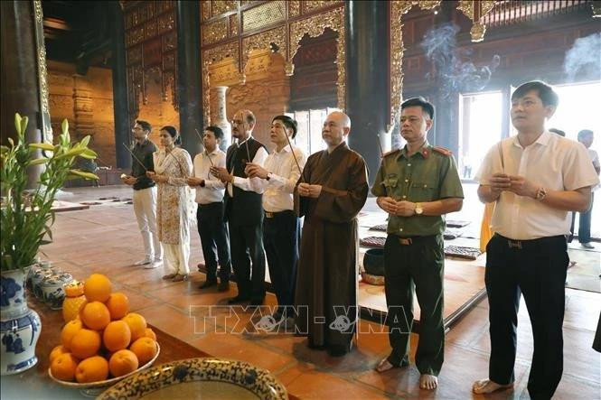 工作组在三祝寺考察佛陀舍利安置地点并敬香参拜。（图片来源：越通社）