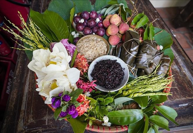 端午节的祭品托盘是子孙表达孝敬与感恩之情的一种方式。