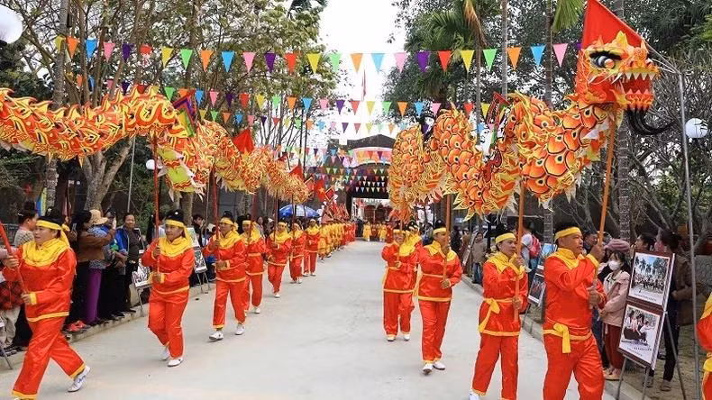 庙会开幕仪式上的龙队巡游。 庙会开幕仪式上的龙队巡游。