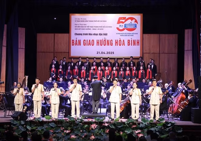 “和平交响曲”交响合唱专场音乐会场景。（图片来源：越通社）