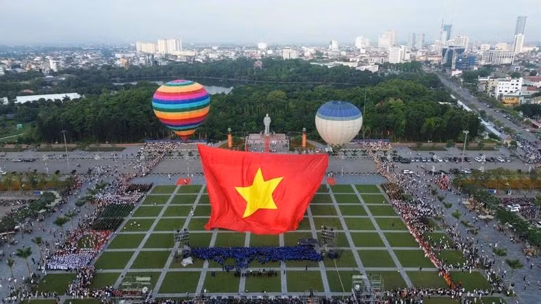 这是义安省首次在胡志明主席诞辰之际，以如此规模举行国旗升空活动。