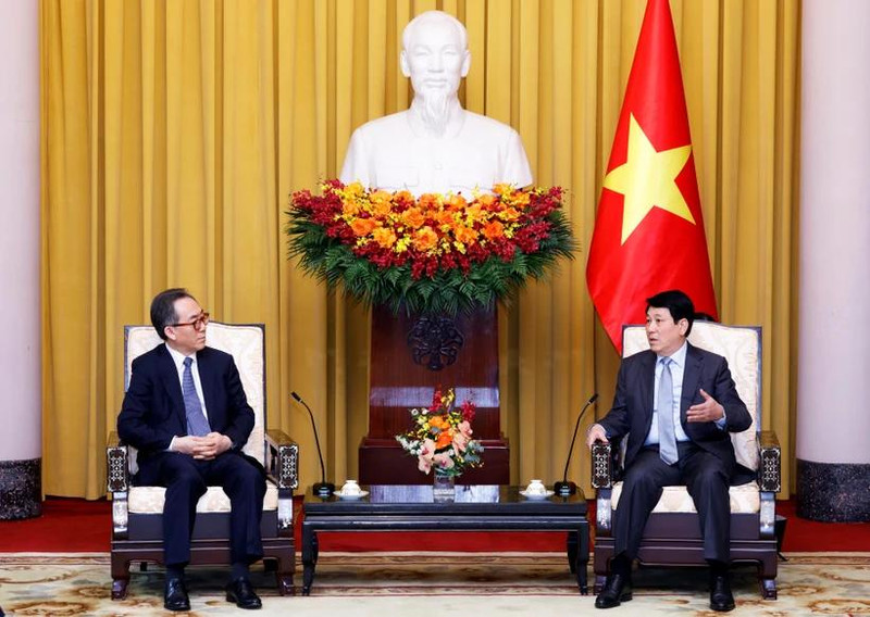 越南国家主席梁强会见韩国外交部长赵兑烈。