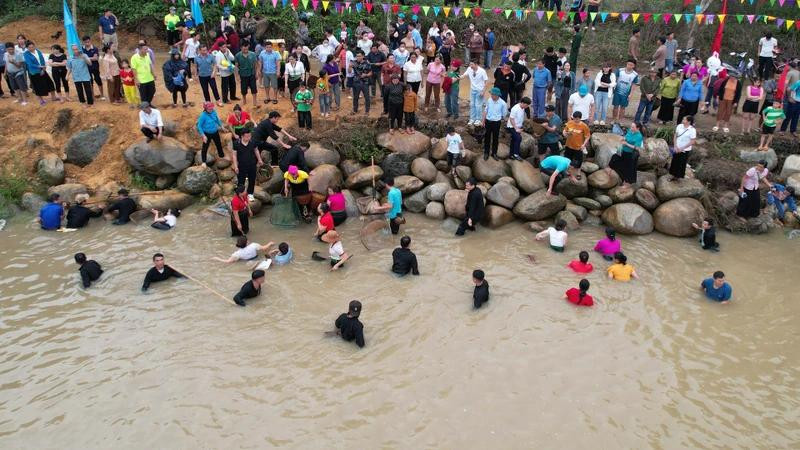 自古以来，泰族人民的生活始终依托于这些河流溪流。（图为：民众参加溪流捕鱼比赛）