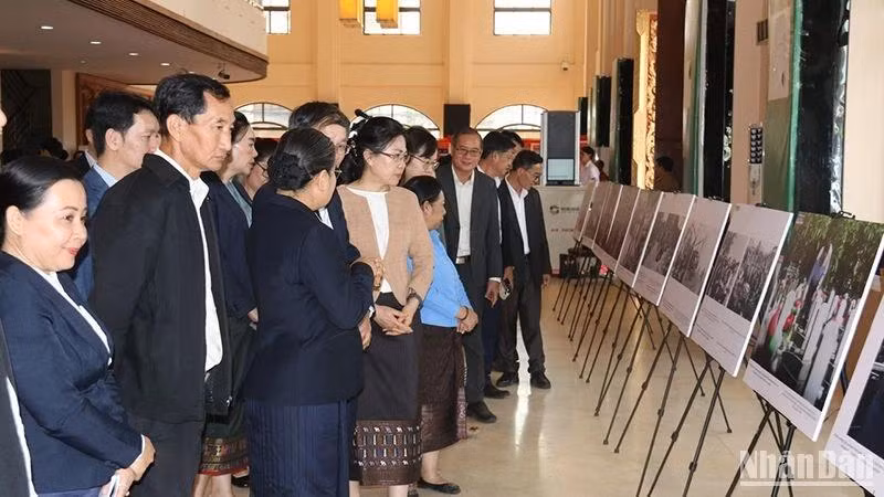 各位代表参观图片展。