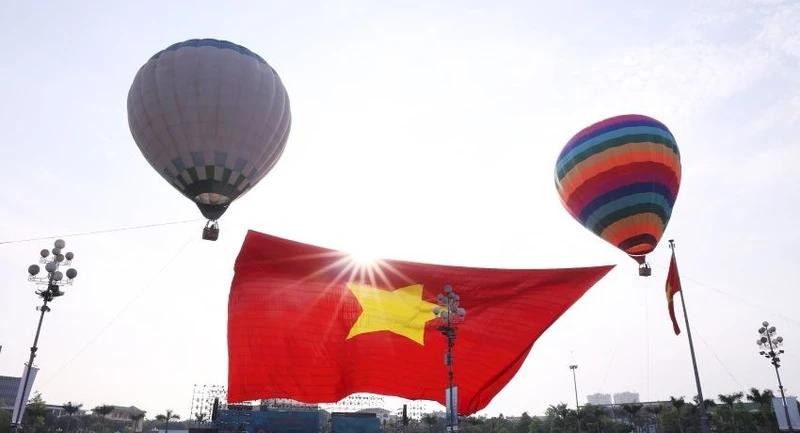 面积达2025平方米的国旗高高飘扬在荣市上空。