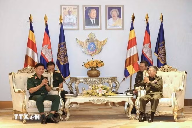 阮长胜中将与柬埔寨国防部国务秘书柴桑云大将。（图片来源：越通社）