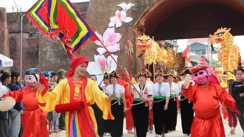 奠边县各民族群众在黄公质庙会开幕仪式上举行迎祭仪式。