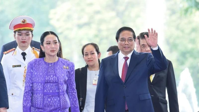 越南政府总理范明正与泰国总理佩通坦·西那瓦。（本报记者 陈海摄）