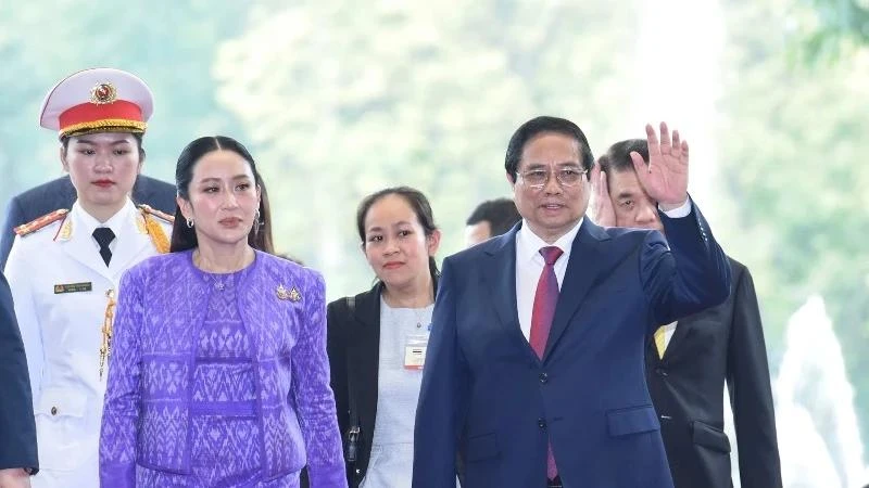 越南政府总理范明正与泰国总理佩通坦·西那瓦。（本报记者 陈海摄）