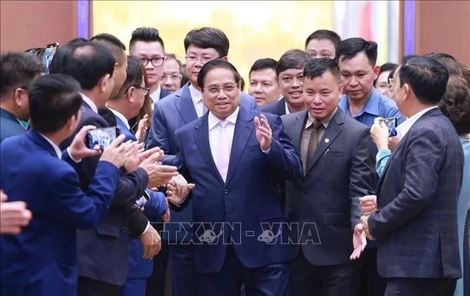 范明正总理与各企业代表。（图片来源：越通社）