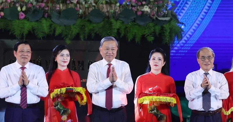 越共中央总书记苏林与中央工作代表团以及地方领导共同为“胡伯伯归故里”雕像揭幕剪彩。（图片来源：越通社）