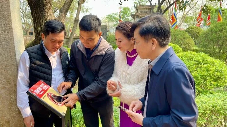 宁平市民体验“深爱越南”项目NFC芯片信息牌签到功能。
