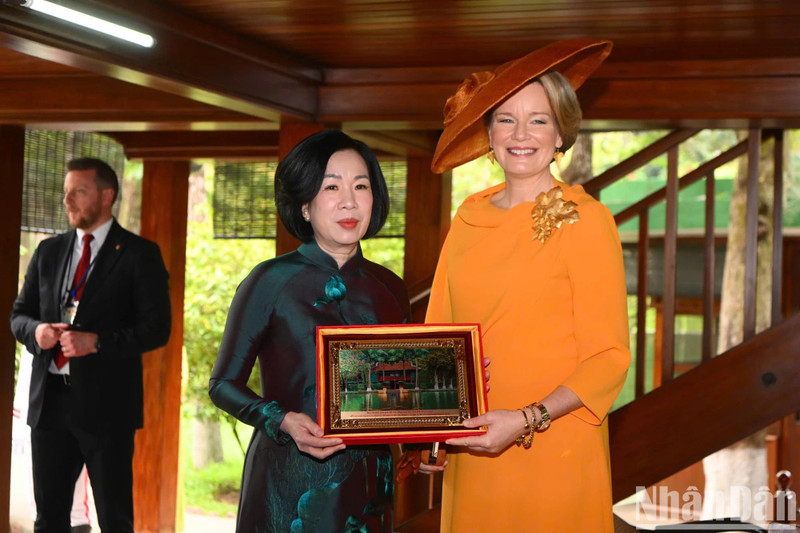 国家主席夫人阮氏明月向比利时王后玛蒂尔德赠送胡伯伯高脚屋画。