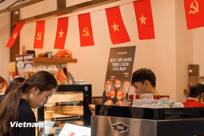 河内年轻人兴致勃勃地在'爱国咖啡馆'打卡 ảnh 2