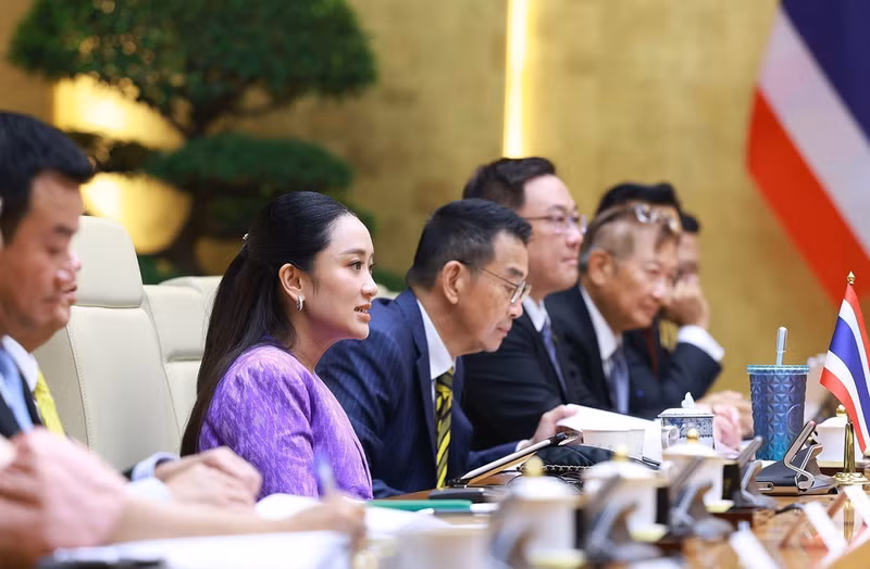 泰国总理佩通坦·钦那瓦在会议上发表讲话。