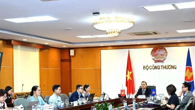 越南工贸部副部长阮黄龙在会上发表讲话。（图片来源：工贸部）