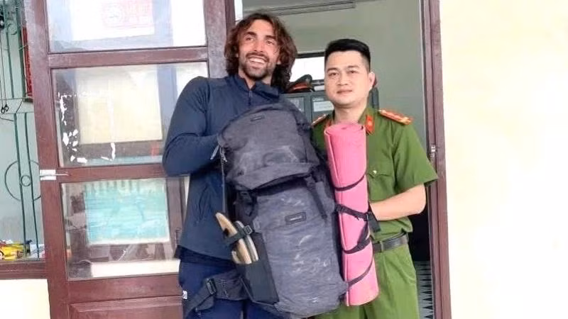 诺阿德·塞缪尔·科利领取了在广平省胡志明公路路段上遗失的背包。