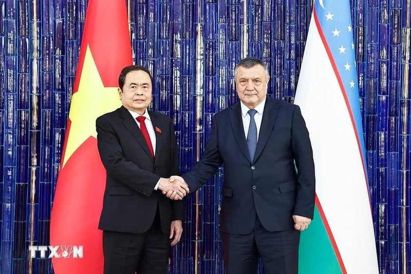 越南国会主席陈青敏与乌兹别克斯坦议会下院议长伊斯马伊洛夫。（图片来源：越通社）