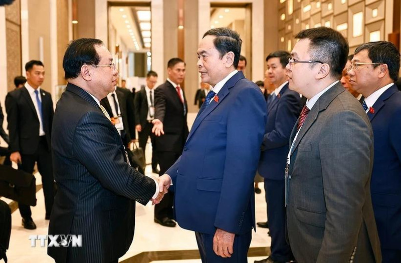 越南国会主席陈青敏会见老挝国会对外委员会主任萨尼亚·巴修斯。（图片来源：越通社）
