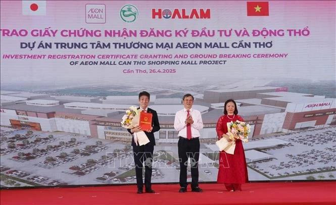 芹苴市人民委员会主席张景宣向越南Aoeon公司领导颁发投资许可证。（图片来源：越通社）