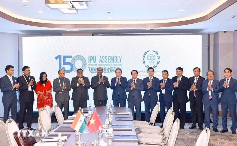 国会主席陈青敏与印度人民院议长奥姆·博拉同各位代表合影。