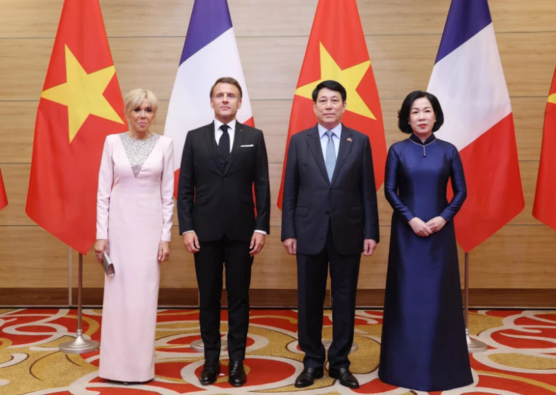 越南国家主席梁强和夫人与法兰西共和国总统埃马纽埃尔·马克龙和夫人合影。（图片来源：越通社）