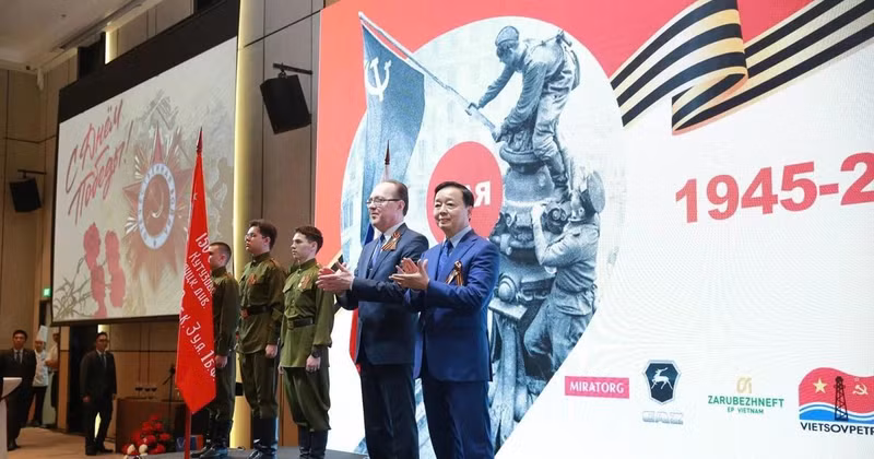 越南政府副总理陈红河出席纪念伟大卫国战争胜利80周年招待会。（图片来源：VGP）
