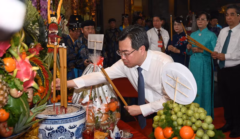 胡志明市市委常务副书记阮青毅向各位雄王敬香。