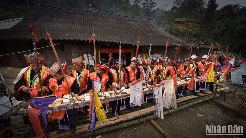 佐肥（Tả Phìn）的红瑶族社群完整地保留了传统过僧礼。 （武灵 摄）