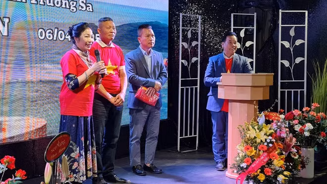 长沙俱乐部主席裴秋明发表讲话。（图片来源：越通社）