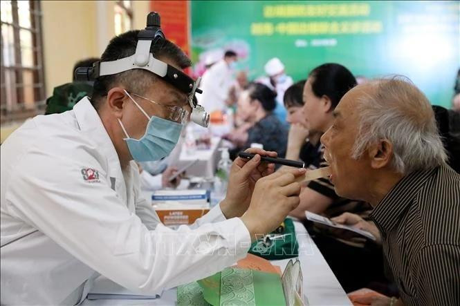 中国军医为谅山省高禄边境县的民众进行诊疗。（图片来源：越通社）