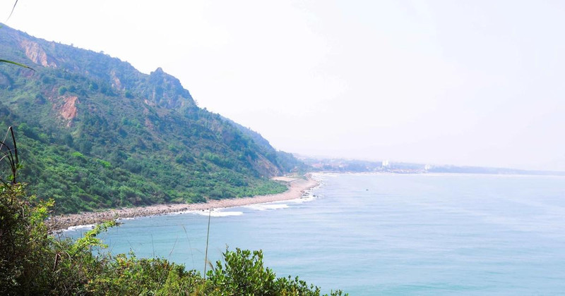 琼海沿岸，形态各异的岩石峭壁错落有致地伸向大海，勾勒出一幅独具特色的海岸风景画。（图片来源：越通社）
