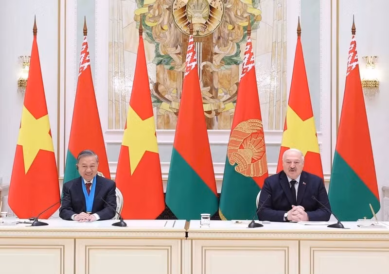 越共中央总书记苏林与白俄罗斯总统亚历山大·卢卡申科共同会见记者。