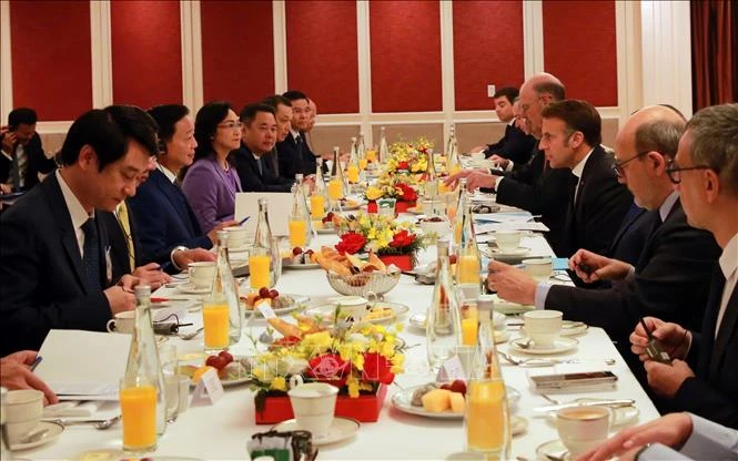 越南政府副总理陈红河应约与法国总统埃马纽埃尔·马克龙共进工作早餐。